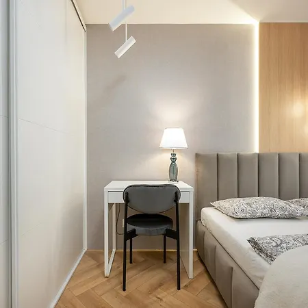 1 Maja Designer By Host *