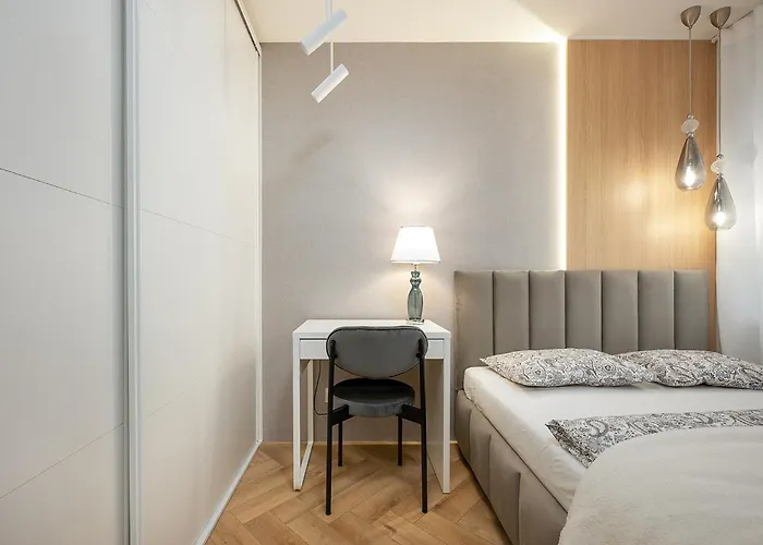 1 Maja Designer By Host *